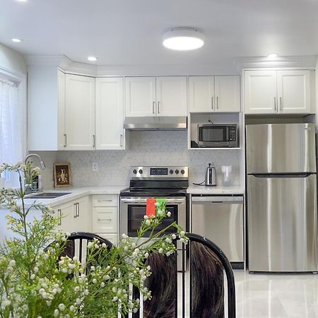 トロントNewly-Renovated 3Br House, 12 Minutes To Airportアパートメント エクステリア 写真
