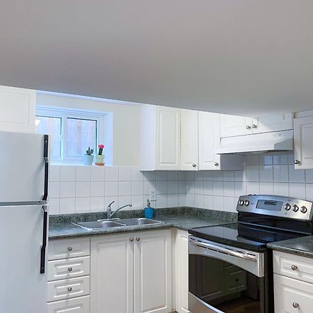 トロントNewly-Renovated 3Br House, 12 Minutes To Airportアパートメント エクステリア 写真
