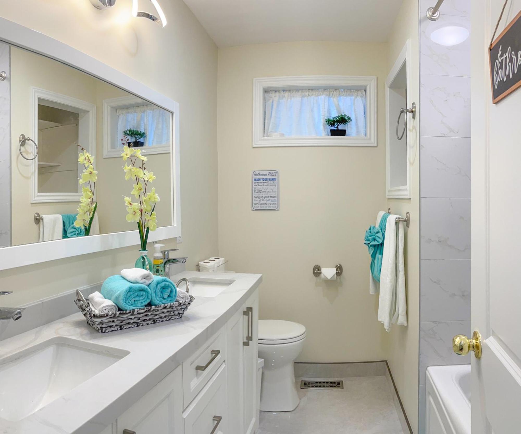 トロントNewly-Renovated 3Br House, 12 Minutes To Airportアパートメント エクステリア 写真