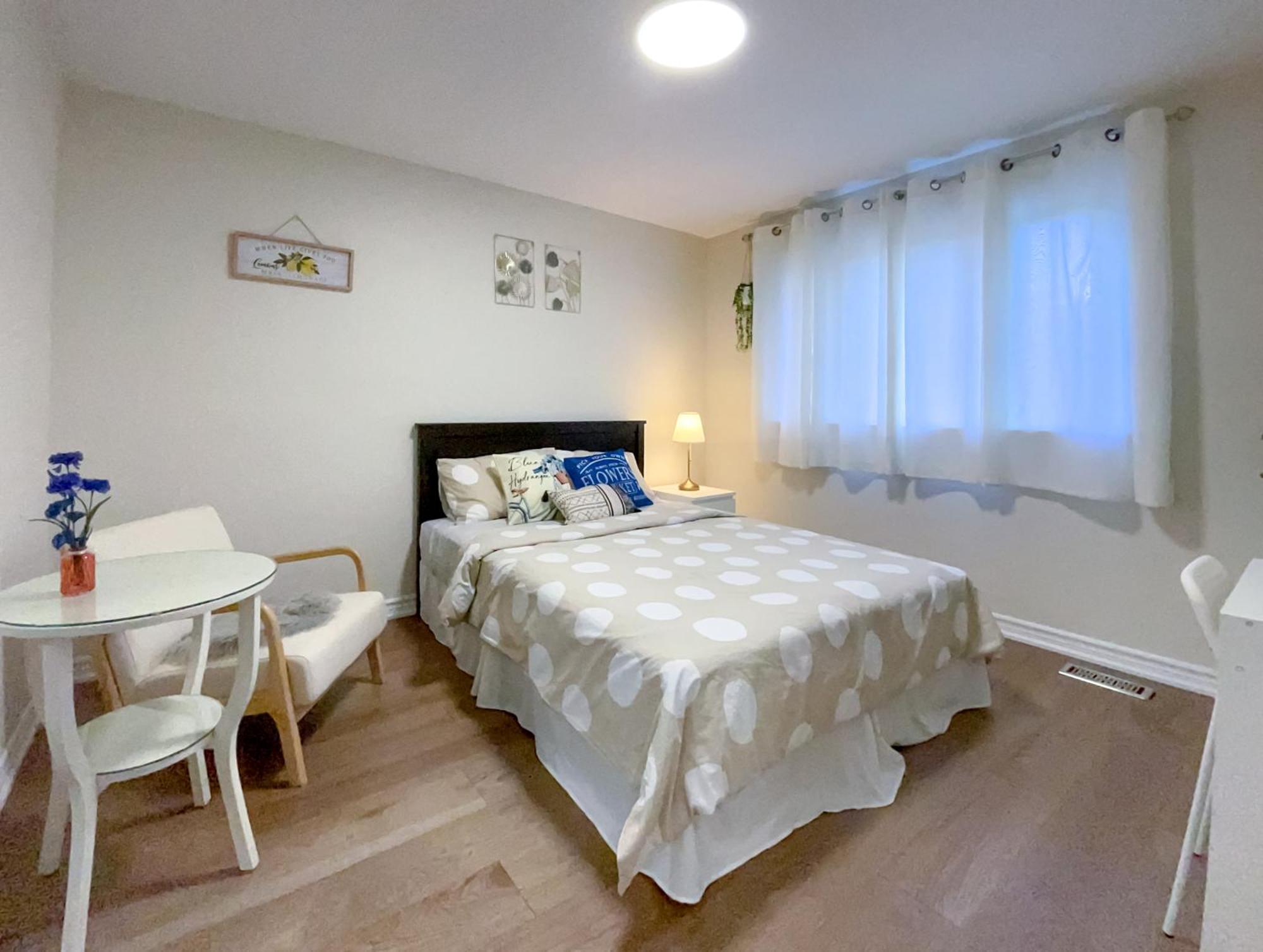 トロントNewly-Renovated 3Br House, 12 Minutes To Airportアパートメント エクステリア 写真