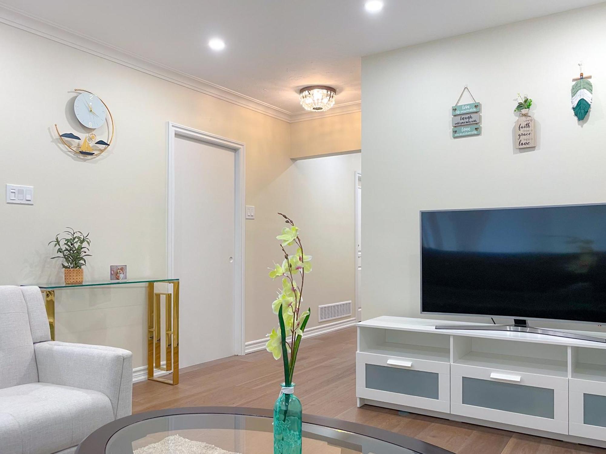 トロントNewly-Renovated 3Br House, 12 Minutes To Airportアパートメント エクステリア 写真