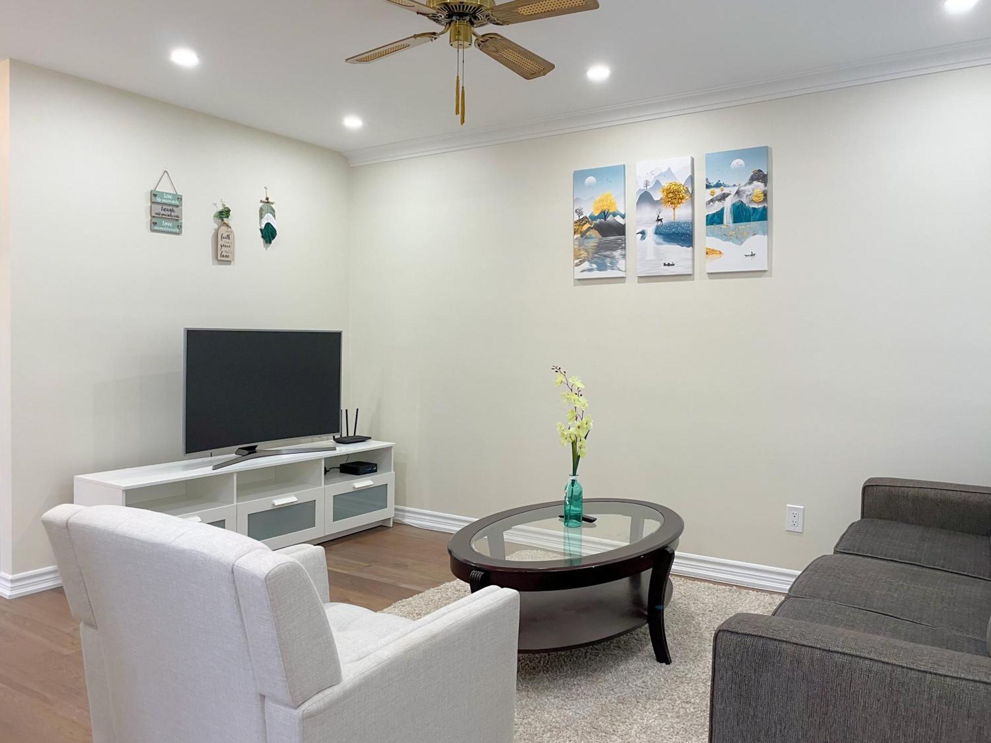 トロントNewly-Renovated 3Br House, 12 Minutes To Airportアパートメント エクステリア 写真