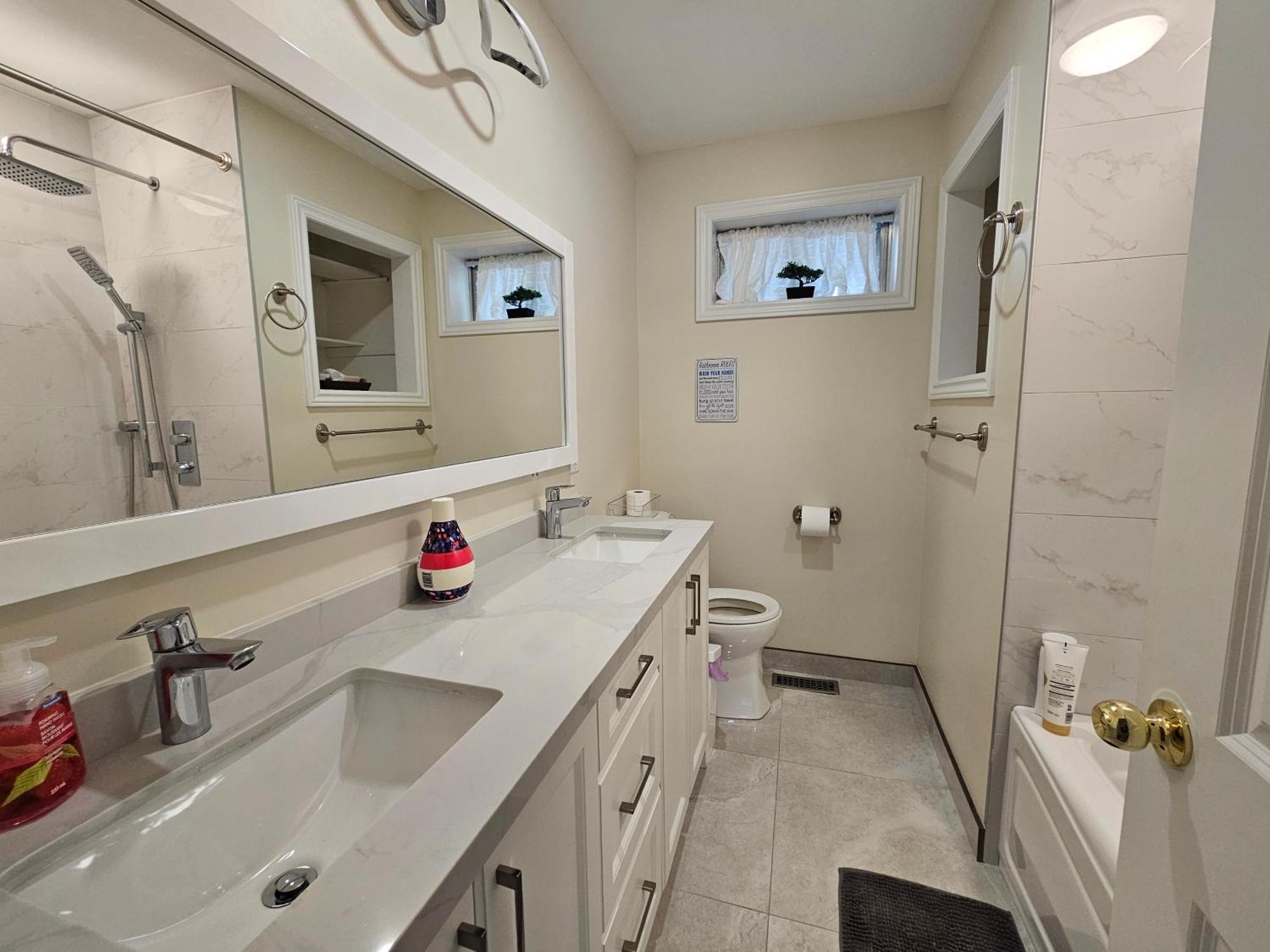 トロントNewly-Renovated 3Br House, 12 Minutes To Airportアパートメント エクステリア 写真