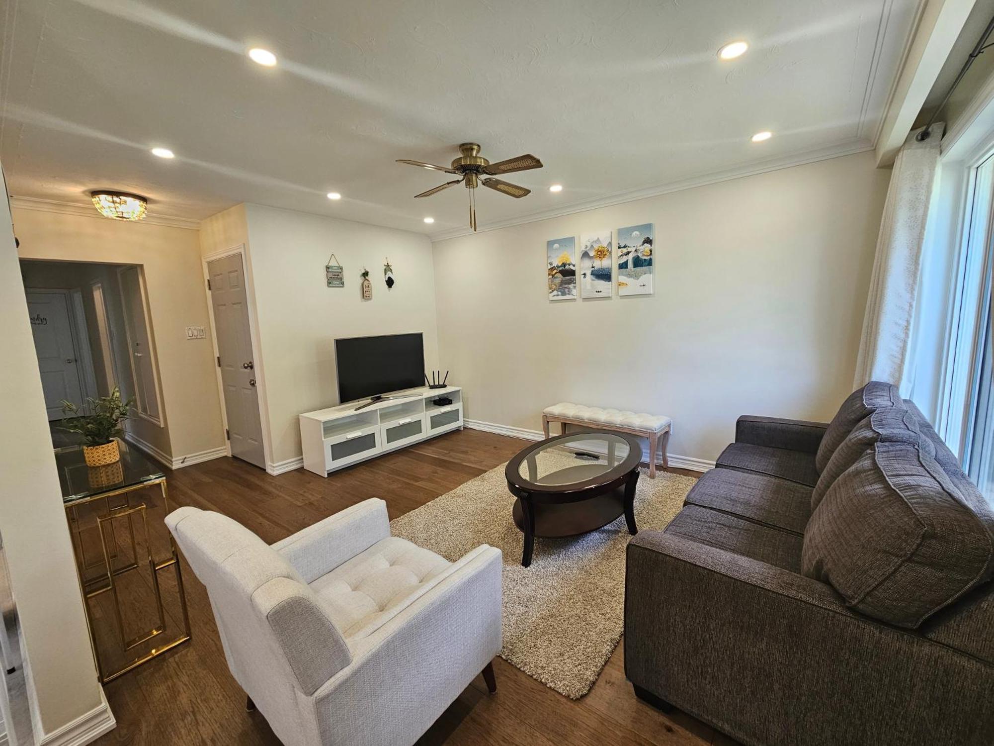 トロントNewly-Renovated 3Br House, 12 Minutes To Airportアパートメント エクステリア 写真
