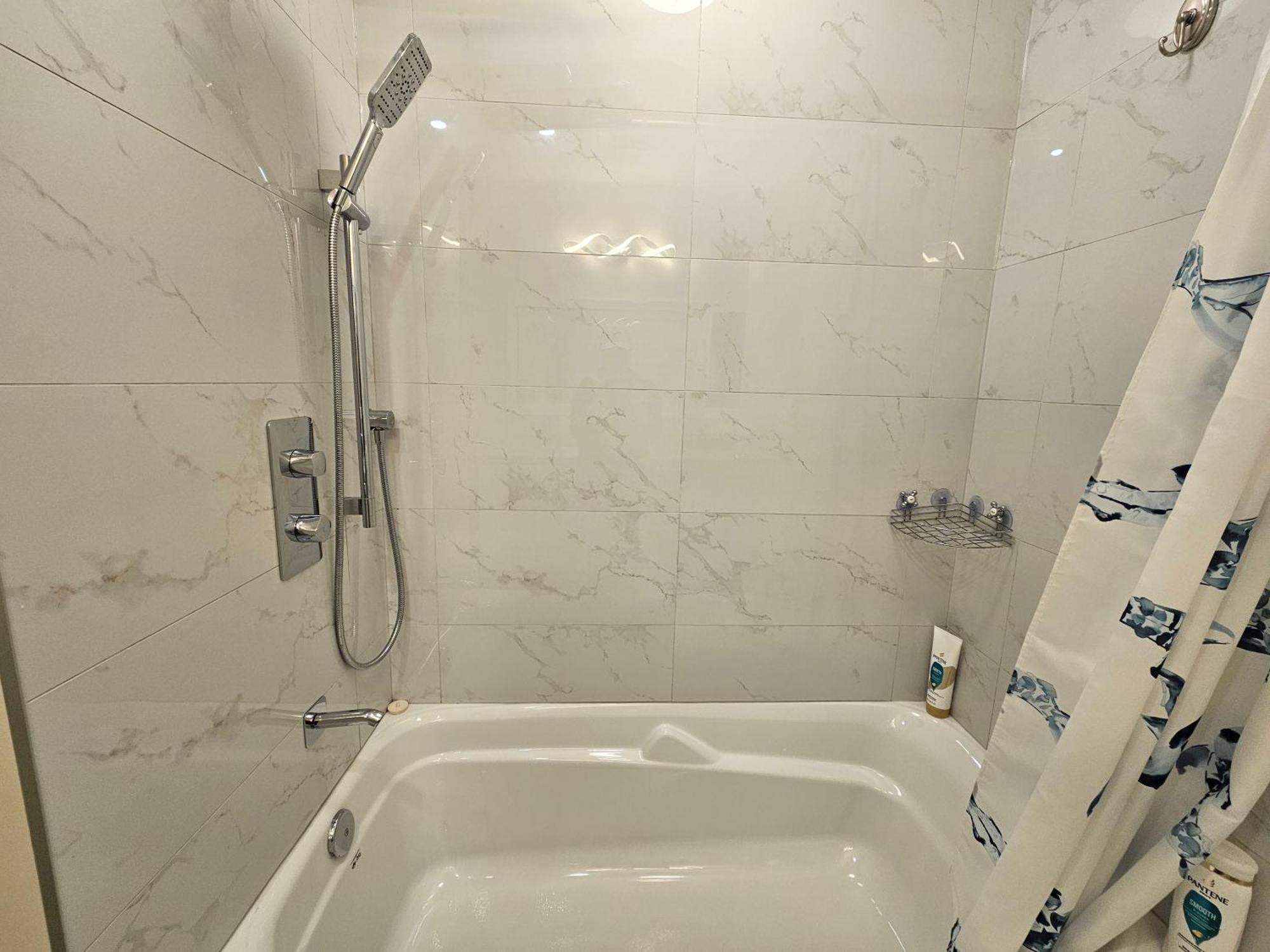 トロントNewly-Renovated 3Br House, 12 Minutes To Airportアパートメント エクステリア 写真