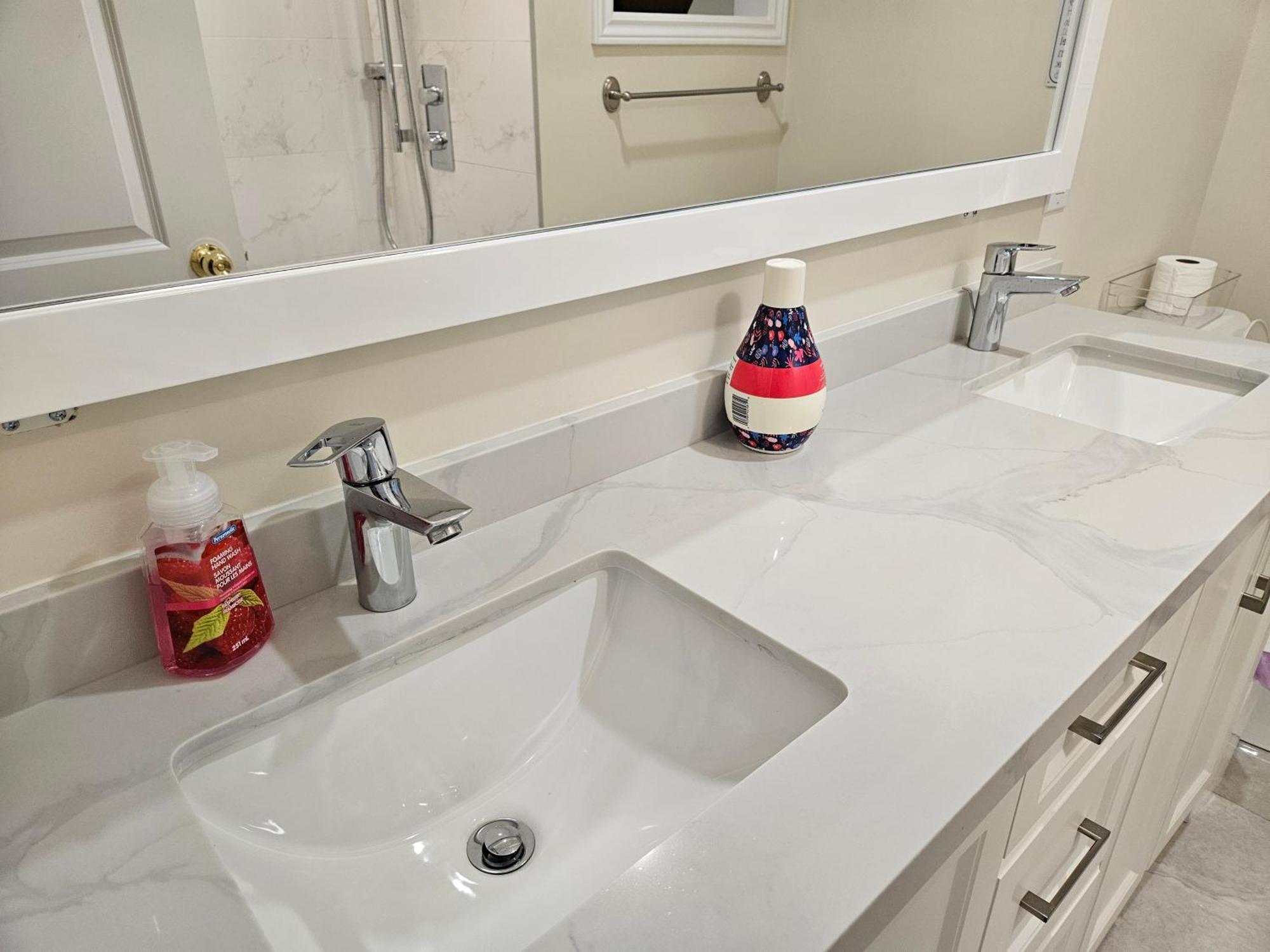 トロントNewly-Renovated 3Br House, 12 Minutes To Airportアパートメント エクステリア 写真
