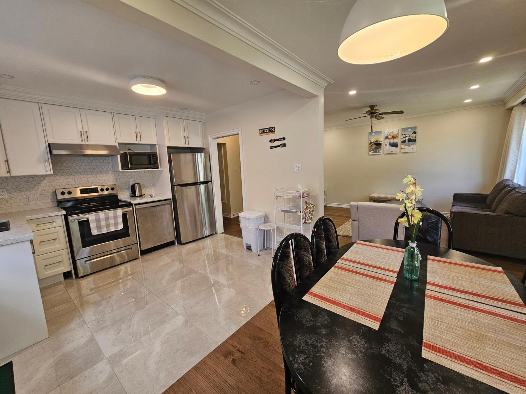 トロントNewly-Renovated 3Br House, 12 Minutes To Airportアパートメント エクステリア 写真