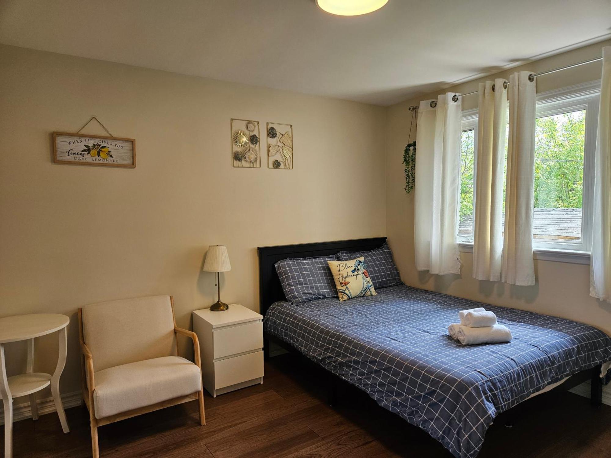 トロントNewly-Renovated 3Br House, 12 Minutes To Airportアパートメント エクステリア 写真