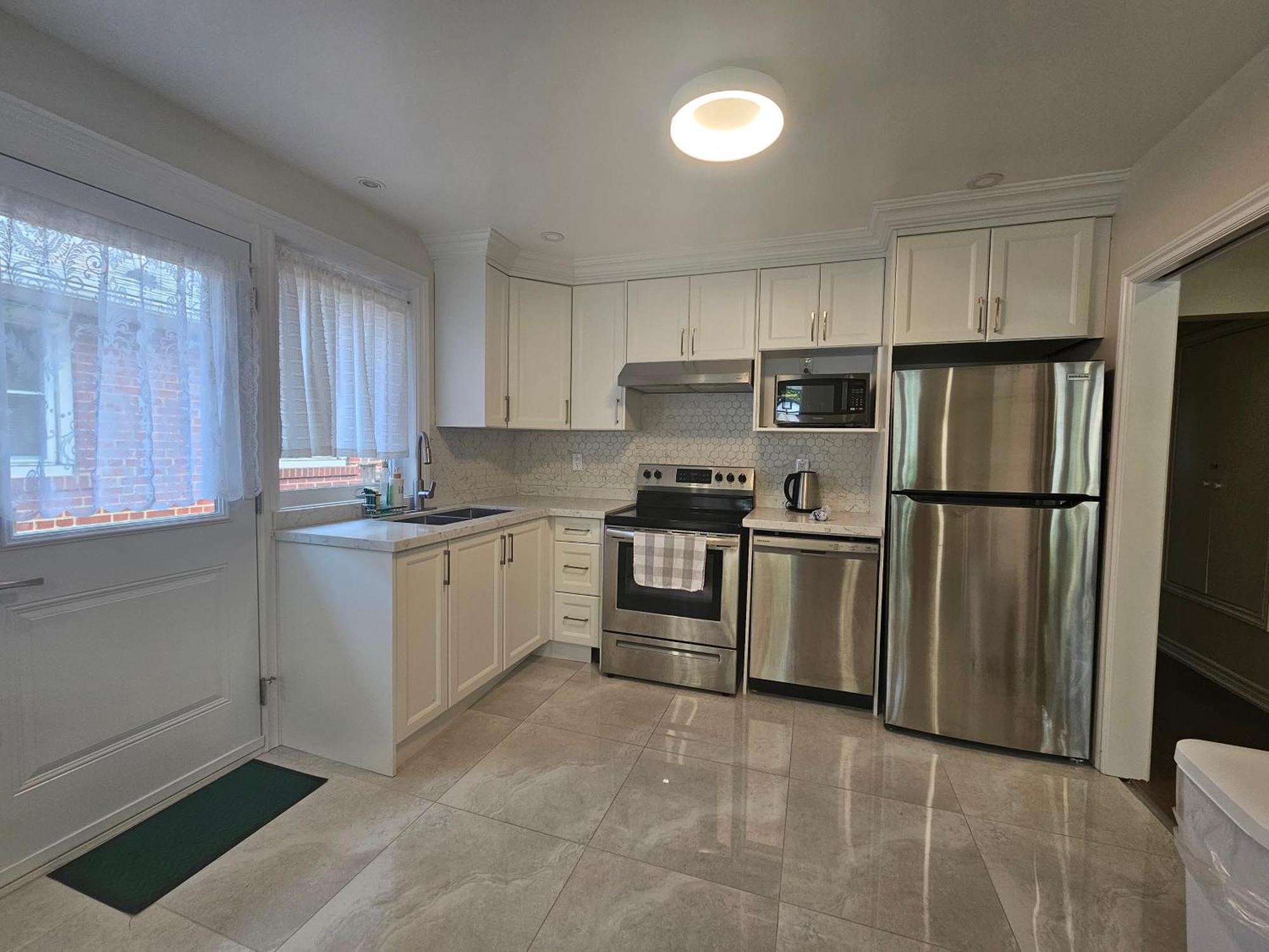 トロントNewly-Renovated 3Br House, 12 Minutes To Airportアパートメント エクステリア 写真