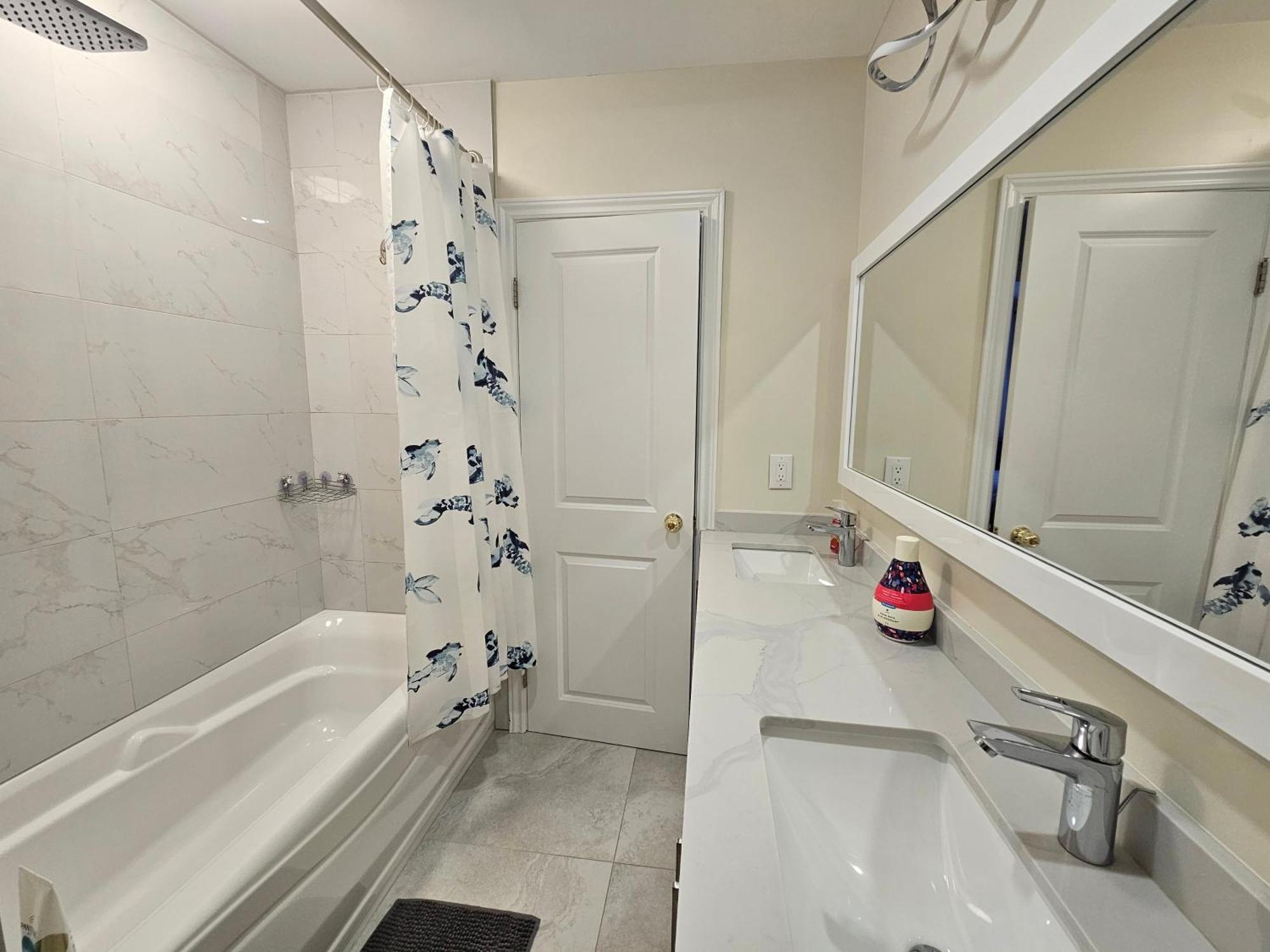 トロントNewly-Renovated 3Br House, 12 Minutes To Airportアパートメント エクステリア 写真