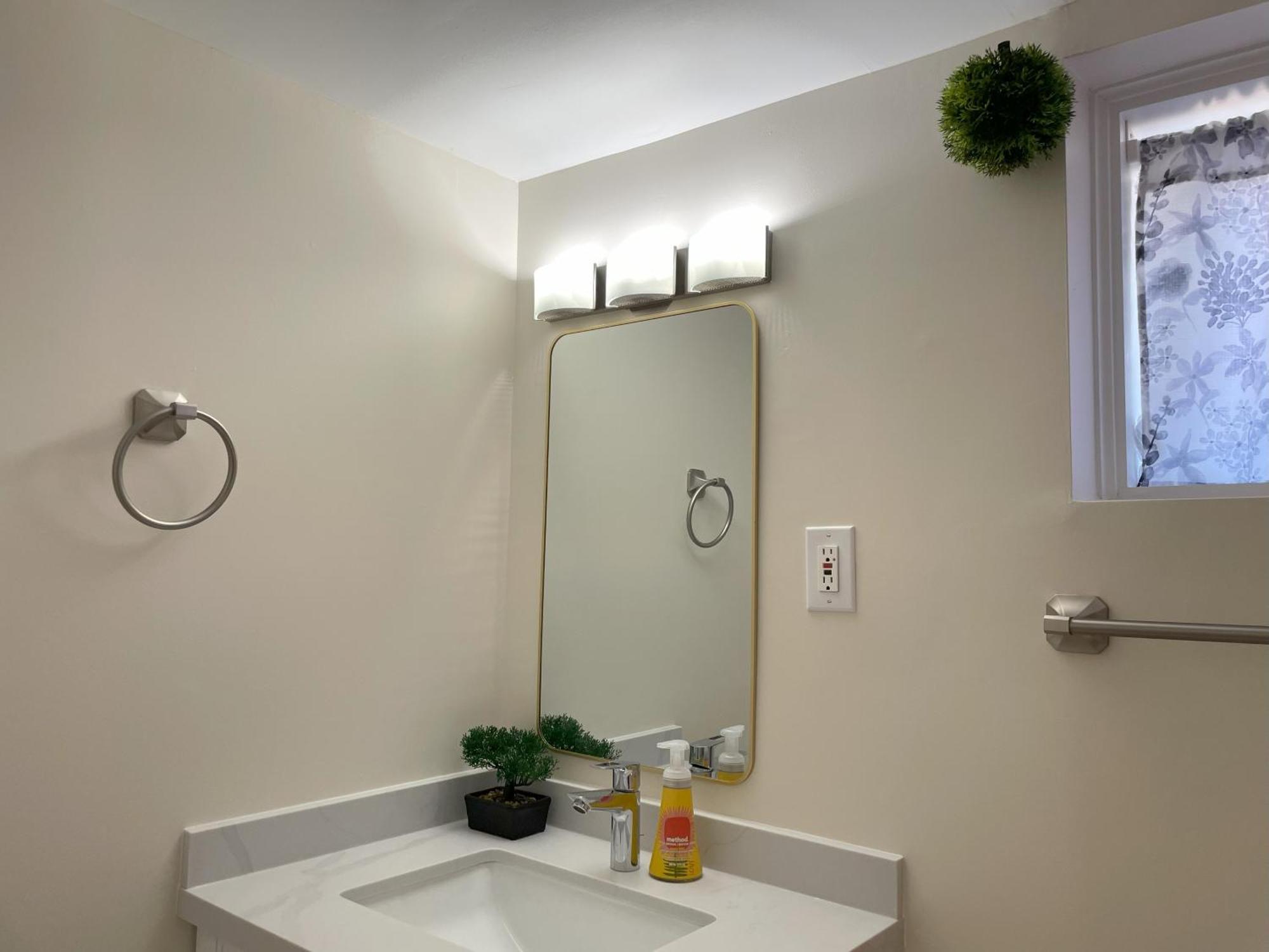 トロントNewly-Renovated 3Br House, 12 Minutes To Airportアパートメント エクステリア 写真