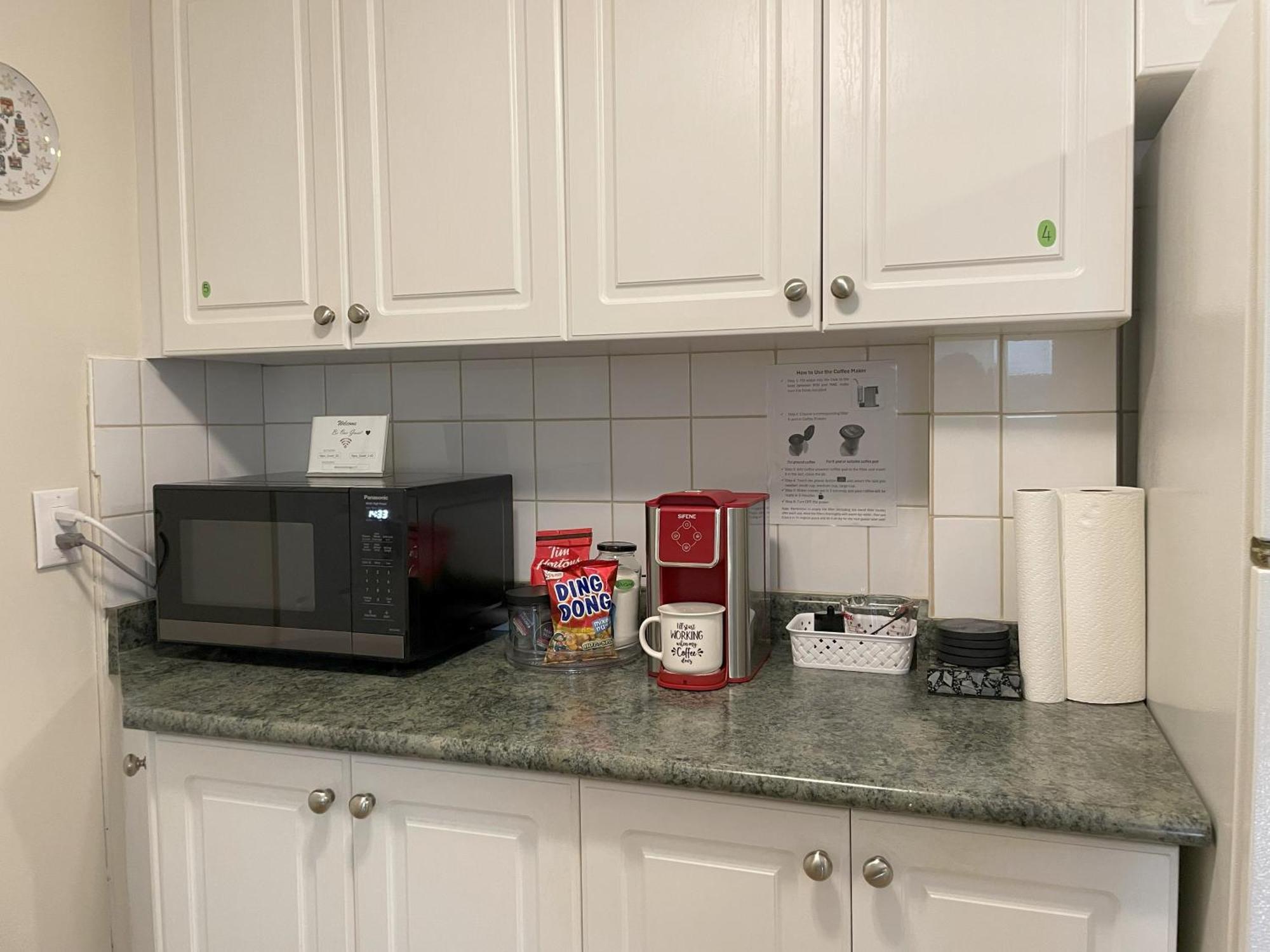トロントNewly-Renovated 3Br House, 12 Minutes To Airportアパートメント エクステリア 写真