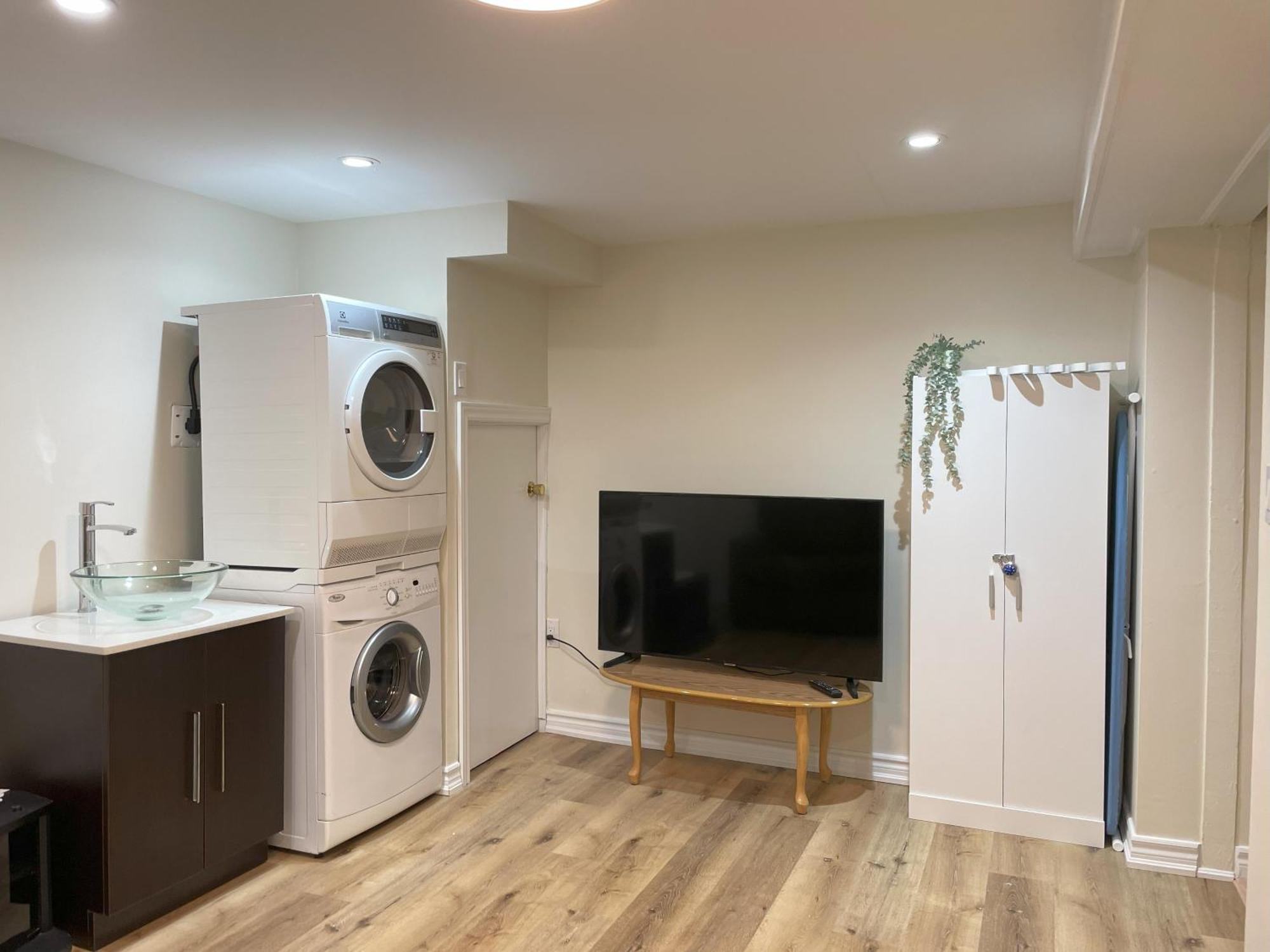 トロントNewly-Renovated 3Br House, 12 Minutes To Airportアパートメント エクステリア 写真