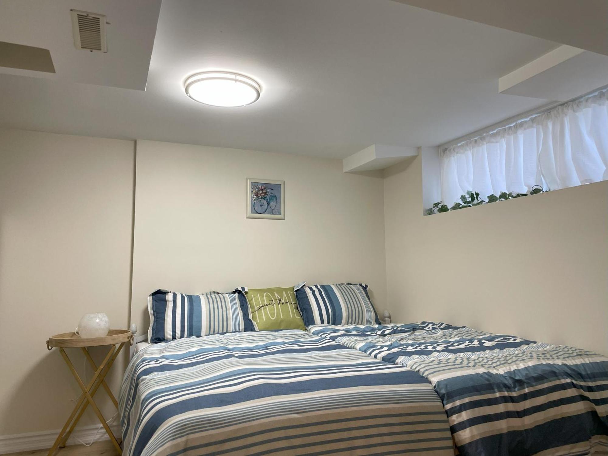 トロントNewly-Renovated 3Br House, 12 Minutes To Airportアパートメント エクステリア 写真
