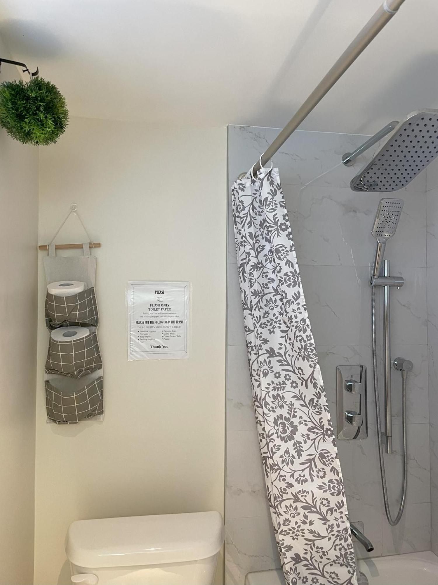 トロントNewly-Renovated 3Br House, 12 Minutes To Airportアパートメント エクステリア 写真