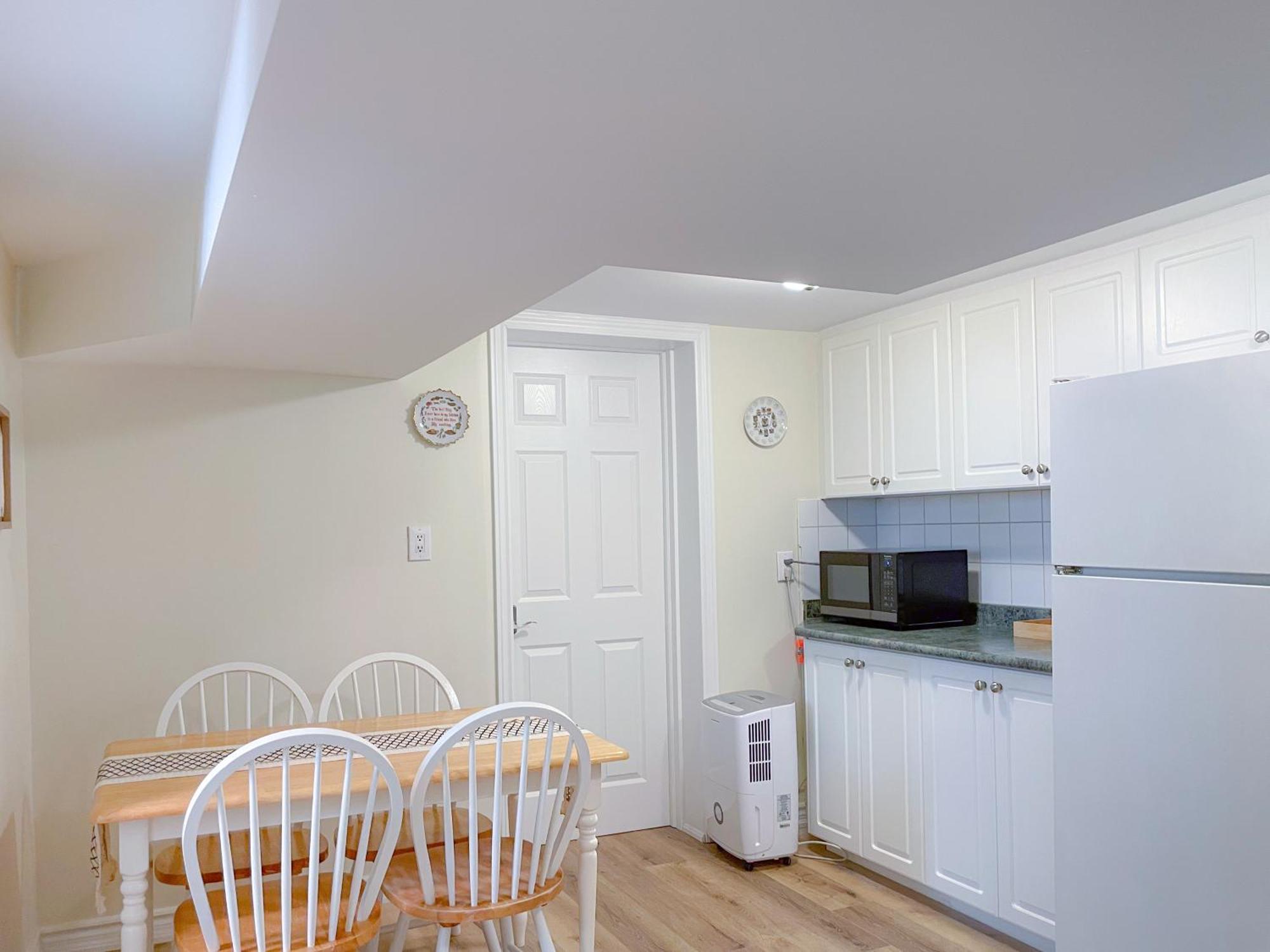 トロントNewly-Renovated 3Br House, 12 Minutes To Airportアパートメント エクステリア 写真